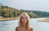 [ẢNH] Nữ cảnh sát quyến rũ nhất buộc phải lựa chọn đồng phục hay bikini